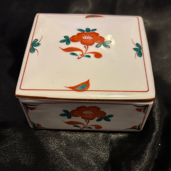 Vintage Porcelain Tiffany Co Square Trinket Box with Red Floral Poppy Design - Picture 2 of 11